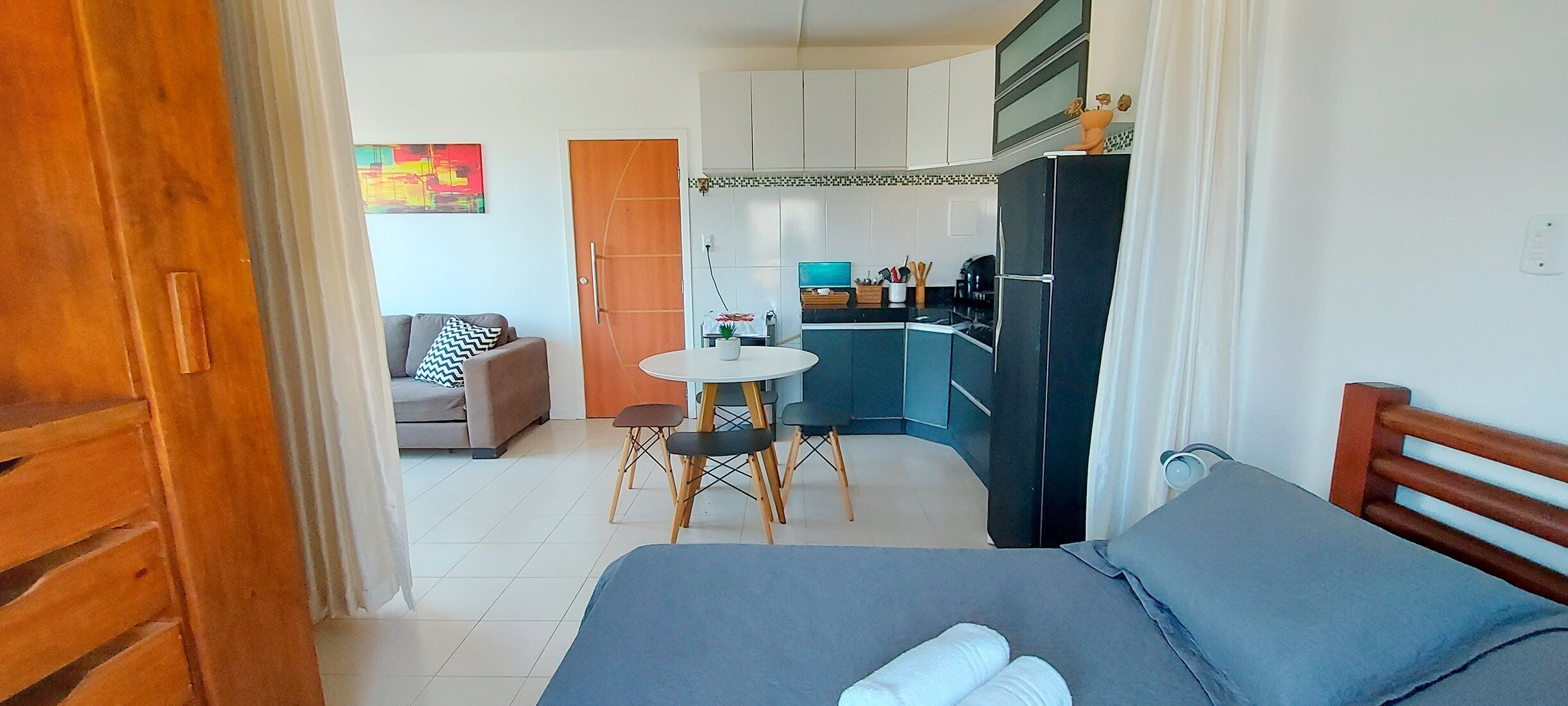 Apartment | Wohnbereich | 32-Zoll-Smart-TV mit Satellitenempfang, Netflix, Streaming-Dienste