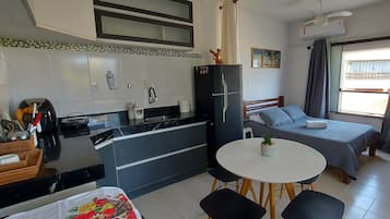 1 habitación, cortinas blackout y tabla de planchar con plancha