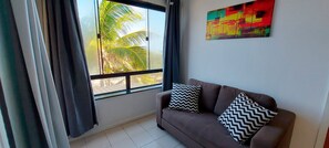 Apartment | Living area | 32-inch Smart TV with satellite channels, Netflix, streaming services - COPFL0100 - Condomínio Recanto do Flamengo (Salvador)