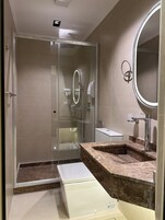 Zuhanyzó, hajszárító, papucsok és törölközők