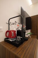 Prémium ágynemű, memóriahabos ágy, minibár és széf a szobában