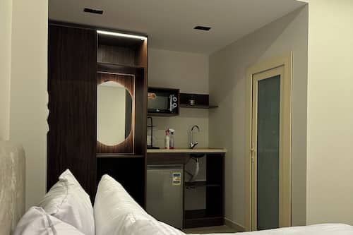 Habitación cuádruple de lujo, balcón, vista a la ciudad | Ropa de cama de alta calidad, camas con efecto memoria y minibar