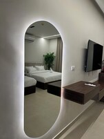 Hochwertige Bettwaren, Betten mit Memory-Foam-Matratzen, Minibar