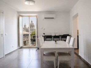 50-inch Smart TV with digital channels, Netflix, streaming services - Zurria Rooms (Catania)