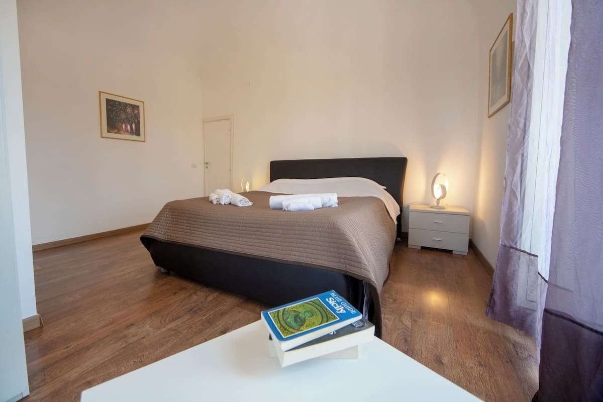 Quarto casal, sacada, vista para a cidade | Cofres nos quartos, escrivaninha, espaço de trabalho para notebook