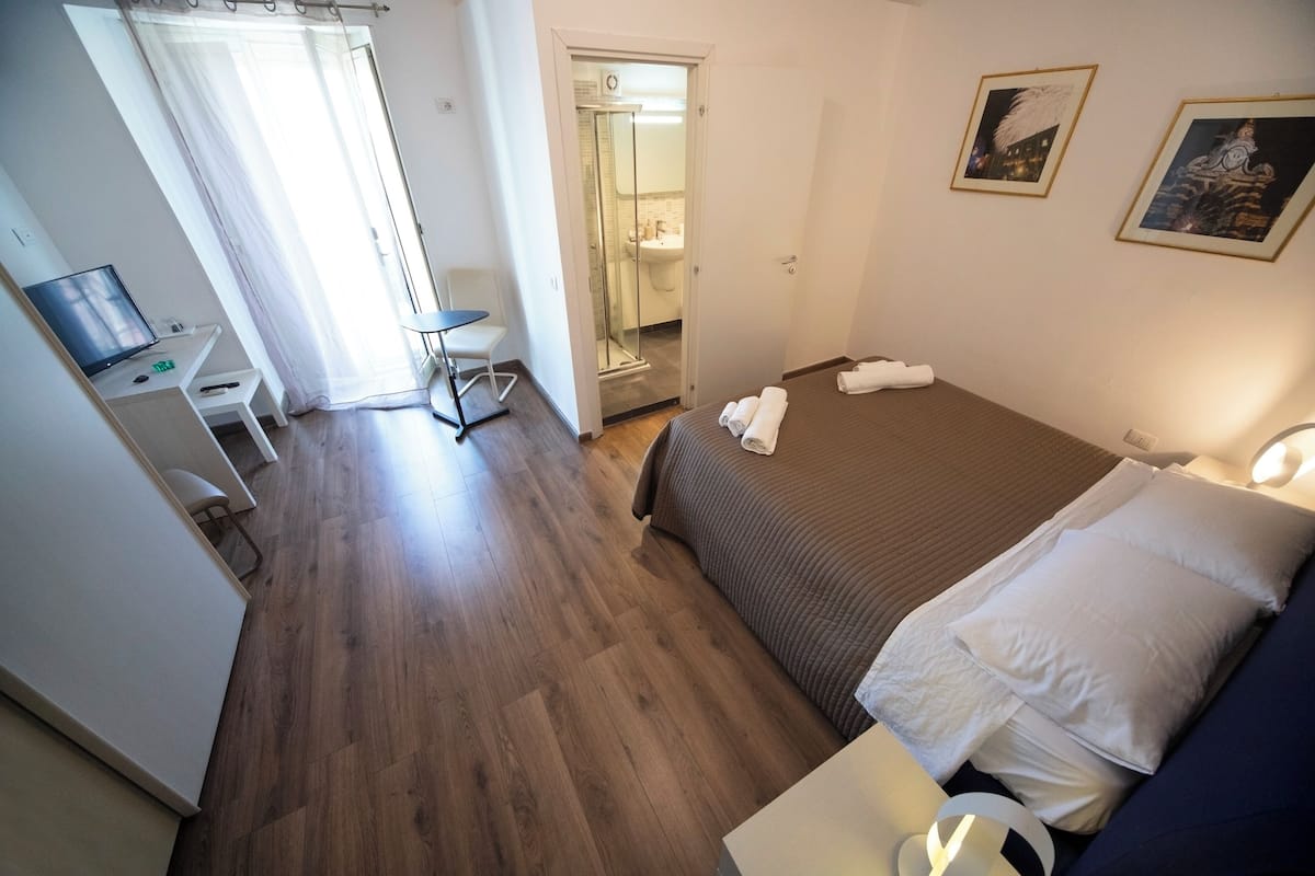 Quarto casal, banheiro privativo, vista para a cidade | Cofres nos quartos, escrivaninha, espaço de trabalho para notebook