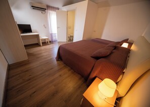 Habitación triple, baño privado | Caja de seguridad en la habitación y escritorio 