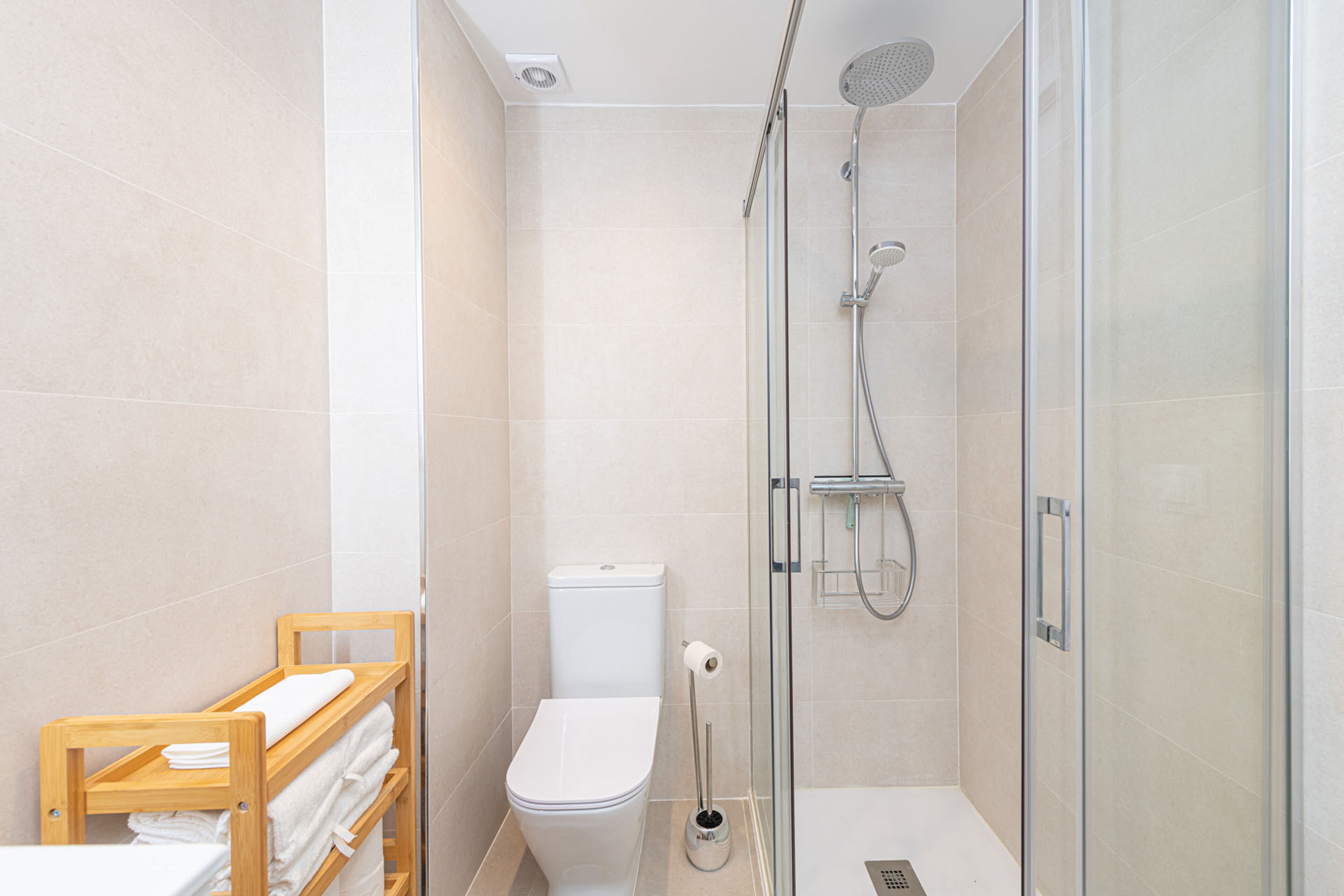 Comfort-Apartment, Stadtblick | Badezimmer | Dusche, Haartrockner, Handtücher, Seife
