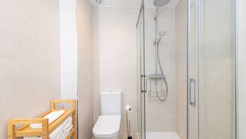 Comfort-Apartment, Stadtblick | Badezimmer | Dusche, Haartrockner, Handtücher, Seife