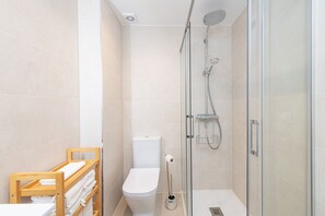 Departamento Confort, vista a la ciudad | Baño | Regadera, secadora de cabello, toallas, jabón 