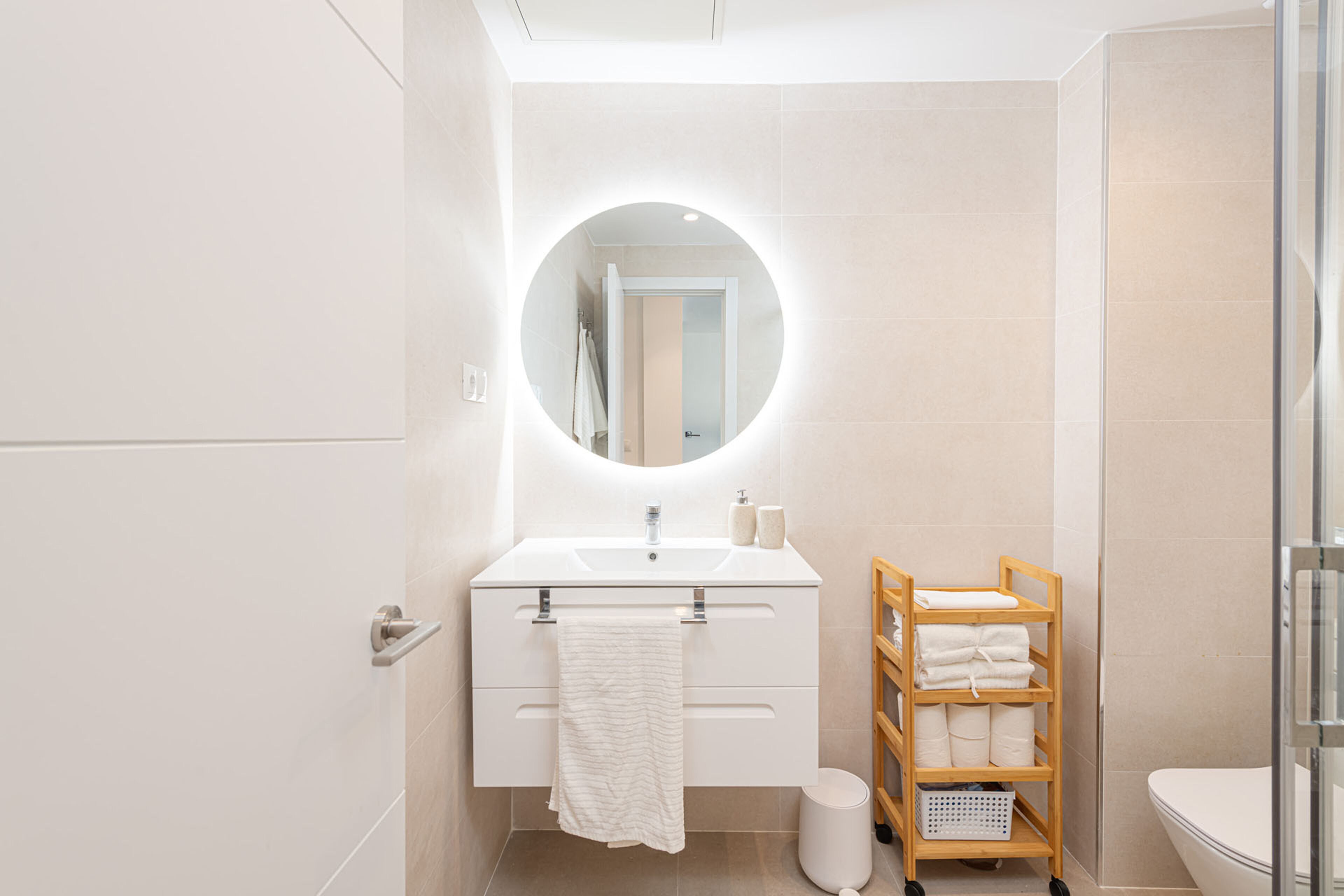 Apartamento conforto, vista para a cidade | Banheiro | Chuveiro, secador de cabelo, toalhas de banho, sabonete