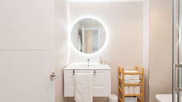 Apartamento conforto, vista para a cidade | Banheiro | Chuveiro, secador de cabelo, toalhas de banho, sabonete
