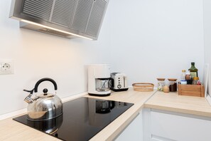 Apartament Comfort, vistes a la ciutat | Cuina privada | Frigorífic gran, microones, forn i placa de cuina