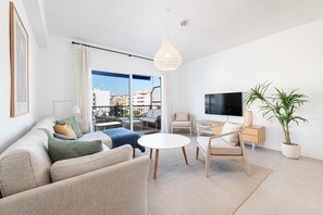 Apartament Comfort, vistes a la ciutat | Sala d'estar | Televisor LCD