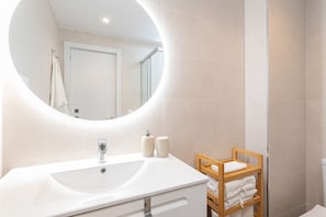 Comfort Apartment, City View | Bilik Mandi | Pancuran mandi, pengering rambut, tuala disediakan, sabun 