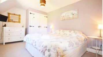 House | 5 bedrooms, free WiFi, bed sheets