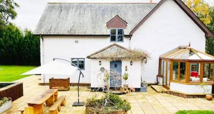 5-bed Home - Sleeps 12, Pool, Garden & Play Area