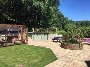 House | Outdoor dining - 5-bed Home - Sleeps 12, Pool, Garden & Play Area (Taunton)