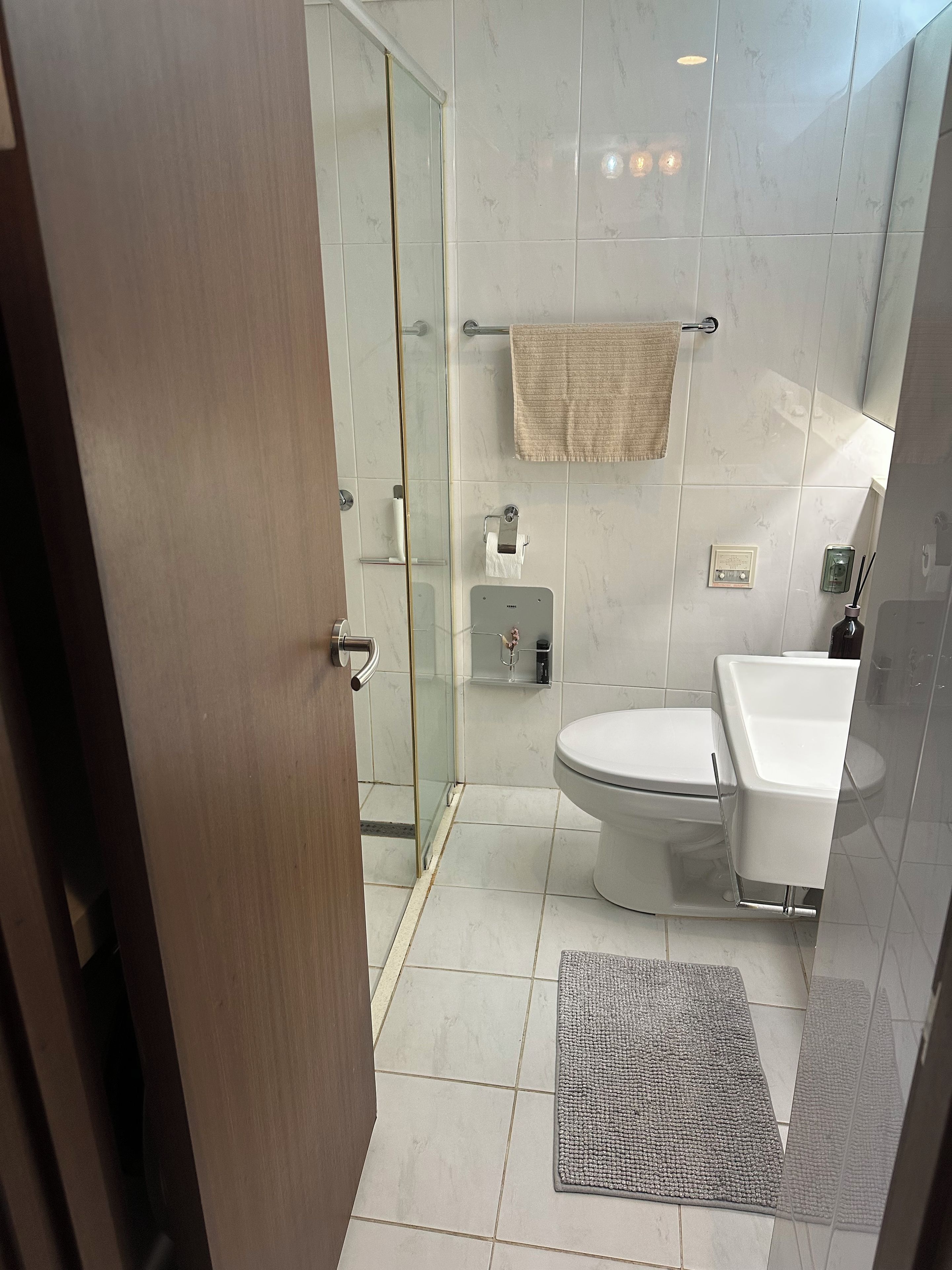 Une salle de bain moderne avec une douche à parois de verre, des toilettes et une baignoire.