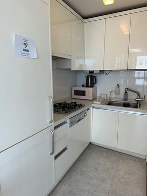 Fridge, microwave, coffee/tea maker, cookware/dishes/utensils - 1 min Anguk Station / Bukchon / Insadong / Gyeongbokgung / Seosunra-gil (Seoul)