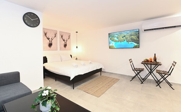 1 bedroom, WiFi, bed sheets - Cozy studio in serene Tiberias (Tiberias)