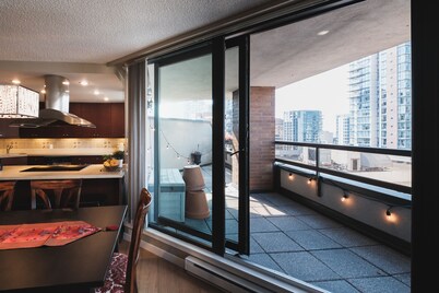 Spacious and comfortable newly updated penthouse condo in downtown Vancouver