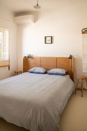 2 bedrooms, travel cot, WiFi, bed sheets