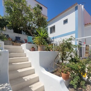 Property grounds - 2-BR House with garden in fishing village Ferragudo, by the river and the ocean. (Ferragudo)