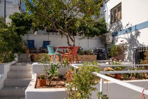 Property grounds - 2-BR House with garden in fishing village Ferragudo, by the river and the ocean. (Ferragudo)