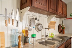 Fridge, stovetop, dishwasher, coffee/tea maker - 2-BR House with garden in fishing village Ferragudo, by the river and the ocean. (Ferragudo)