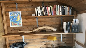 A wooden desk with a typewriter, a lamp, and a bookshelf filled with books. - Dream Cabin in charming Hyde Park with WiFi access (HYDE PARK)
