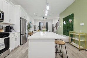 Interior - 5BR Modern Home ~ NRG & Sleeps 12 W/TVs in all Rooms (Houston)