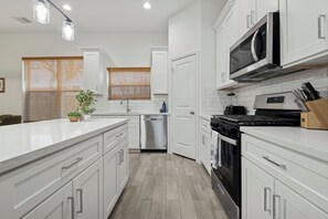 Fridge, microwave, oven, stovetop - 5BR Modern Home ~ NRG & Sleeps 12 W/TVs in all Rooms (Houston)