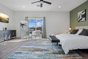 5 bedrooms, iron/ironing board, free WiFi, bed sheets - 5BR Modern Home ~ NRG & Sleeps 12 W/TVs in all Rooms (Houston)