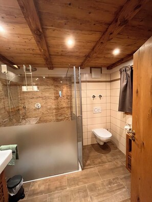 Shower, hair dryer, towels, toilet paper - Cozy chalet vacation apartment Jägerstube 50m2 in a quiet location for 2 people (Ramsau bei Berchtesgaden)