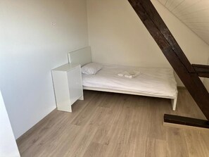 5 bedrooms, WiFi, bed sheets