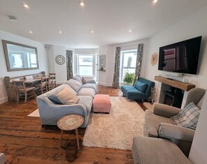 Smart TV, fireplace, music library, stereo