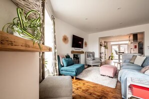 Smart TV, fireplace, music library, stereo