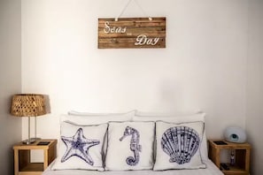 2 habitaciones, escritorio y tabla de planchar con plancha
