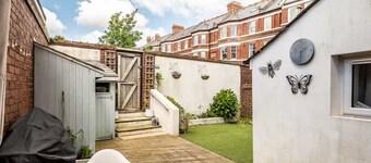 Beachfront flat - bright, spacious & own private garden