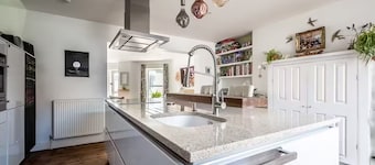 Beachfront flat - bright, spacious & own private garden