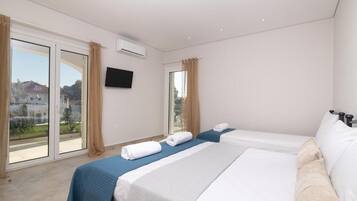 2 bedrooms, desk, iron/ironing board, WiFi
