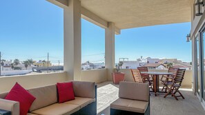 Outdoor dining - A Wave FROM IT ALL: Stunning Ocean View Retreat Just Steps to the Beach! (Puerto Peñasco)