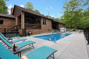 Una piscina al aire libre, una piscina climatizada