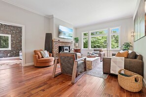 Smart TV, video games, foosball - Rickenbacker Ridge sleeps 13 w/ heated pool+hot tub+firepit+game room ! (Sugar Grove)