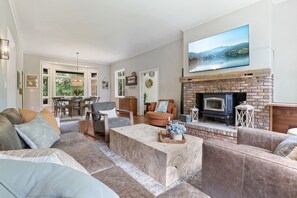 Smart TV, video games, foosball - Rickenbacker Ridge sleeps 13 w/ heated pool+hot tub+firepit+game room ! (Sugar Grove)