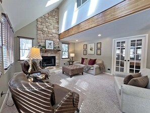 Televisión y chimenea