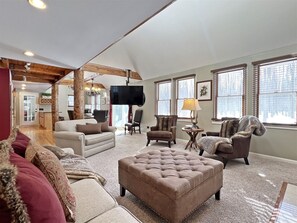 TV, fireplace - Suan Cottage: New Year's Eve Special Offer! (Fennville)