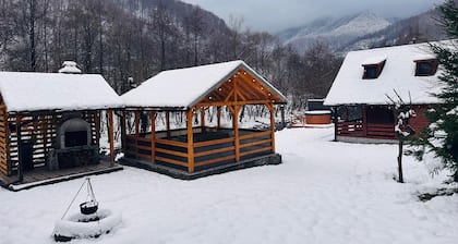 Charming 2-bedroom cottage in Hunedoara with WiFi, AC