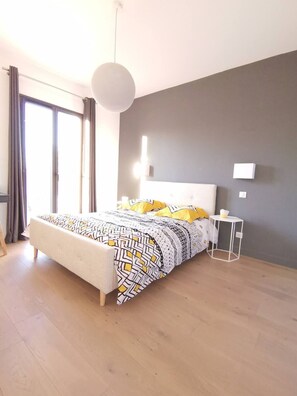 5 chambres, fer et planche à repasser, Wi-Fi, draps fournis